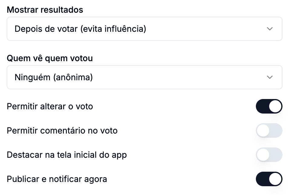 Parte final do formulário: seletores Mostrar resultados e Quem vê quem votou, e as chaves Permitir alterar o voto, Permitir comentário no voto, Destacar na tela inicial do app e Publicar e notificar agora