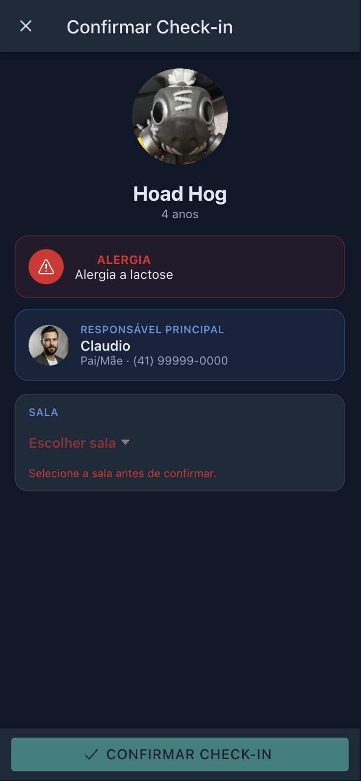 Tela Confirmar Check-in com foto e nome da criança, alerta de alergia em vermelho, card do responsável principal e o seletor de sala