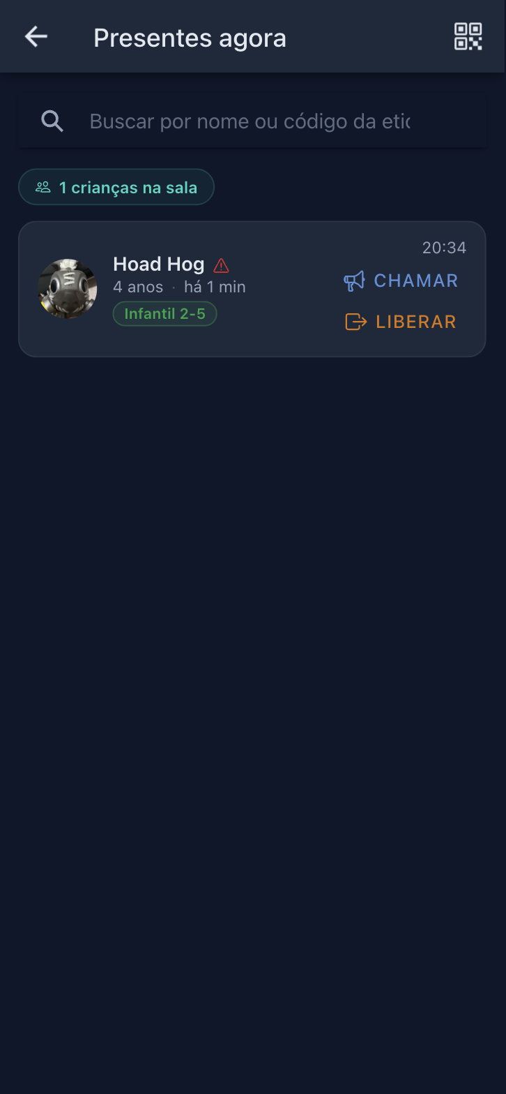 Tela Presentes agora com uma criança na sala, hora da entrada, tempo decorrido, badge da sala e os botões CHAMAR e LIBERAR
