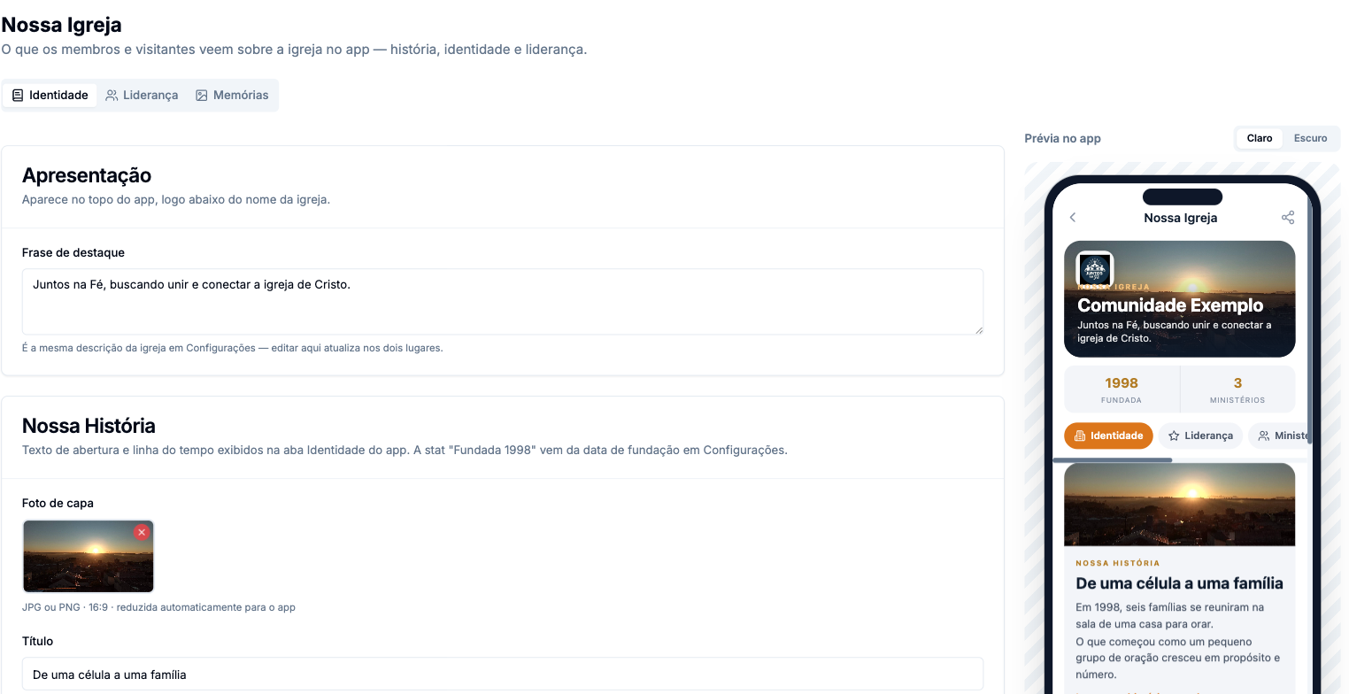 Tela Nossa Igreja com as abas Identidade, Liderança e Memórias, o editor à esquerda e uma prévia do aplicativo à direita com alternância entre tema claro e escuro
